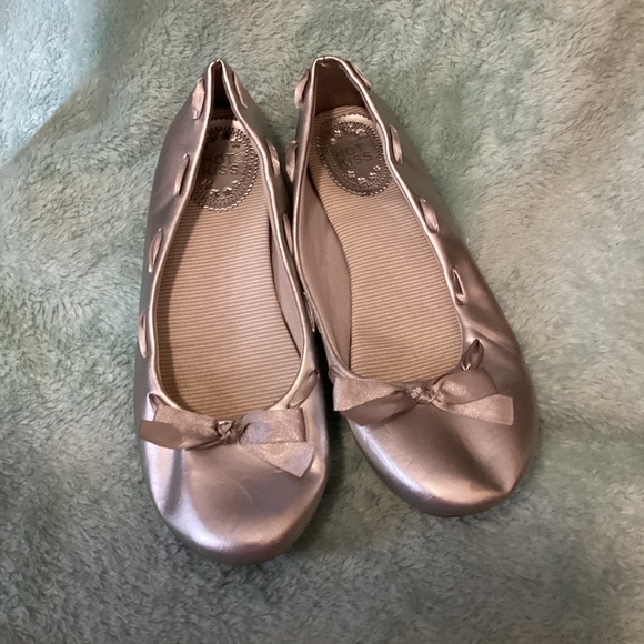 Women’s HOT KISS Silver Bow Ballet Flats size 9W Midge - Picture 1 of 7